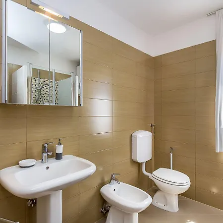 Apartment Neu Renovierte Mit Klima, Wlan, Terrasse Und Grill *