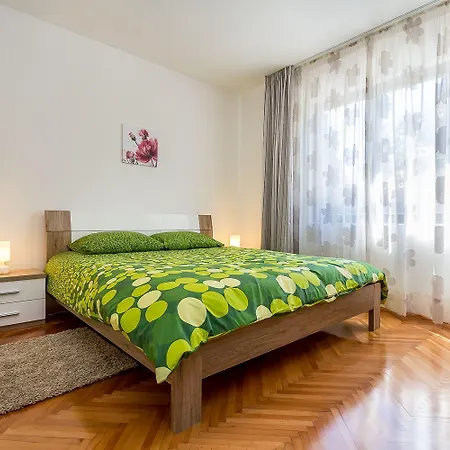 Appartamento Neu Renovierte Mit Klima, Wlan, Terrasse Und Grill Pola