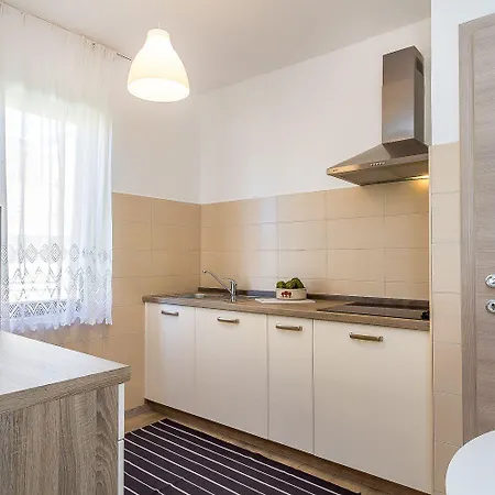 Neu Renovierte Mit Klima, Wlan, Terrasse Und Grill Pula