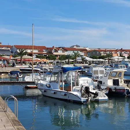 Neu Renovierte Mit Klima, Wlan, Terrasse Und Grill Apartmán Pula